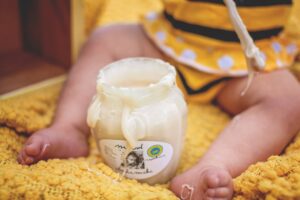 Naturalny kremowany miód z Pasieki Fujarskich podawany dziecku – delikatny miód premium z rodzinnej pasieki